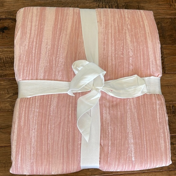 THRO Dormify Snuggle me Chenille and Sherpa Blanket in Dusty Rose Pink - Picture 2 of 3